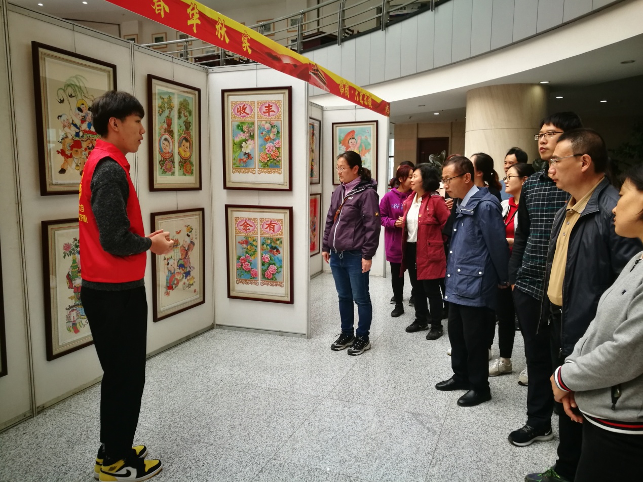 说明: C:\Users\hp\Desktop\2019.9.11不忘初心牢记使命主题教育\参观壮丽七十年年画展\微信图片_201910231527532.jpg